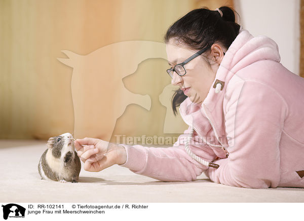 junge Frau mit Meerschweinchen / young woman with guinea pig / RR-102141