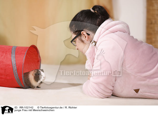 junge Frau mit Meerschweinchen / young woman with guinea pig / RR-102142