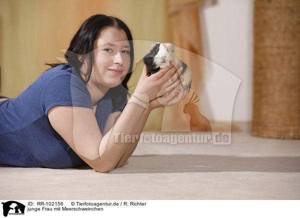 junge Frau mit Meerschweinchen / young woman with guinea pig / RR-102156