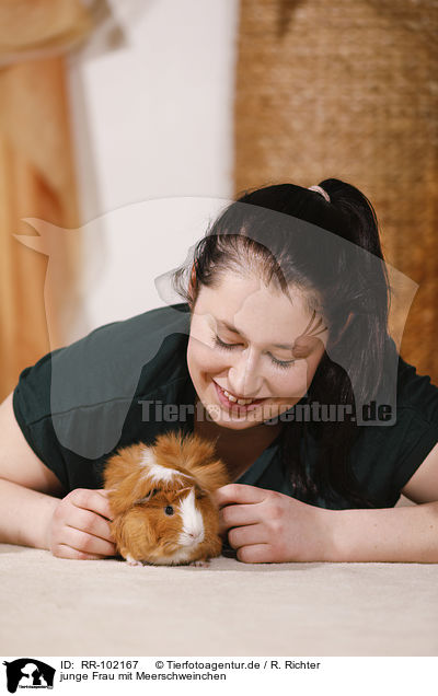 junge Frau mit Meerschweinchen / young woman with guinea pig / RR-102167