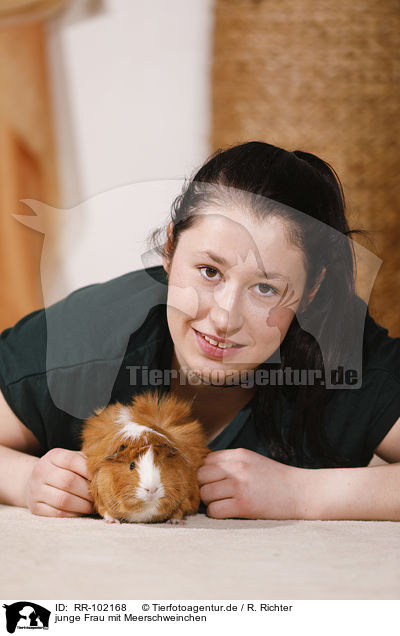 junge Frau mit Meerschweinchen / young woman with guinea pig / RR-102168
