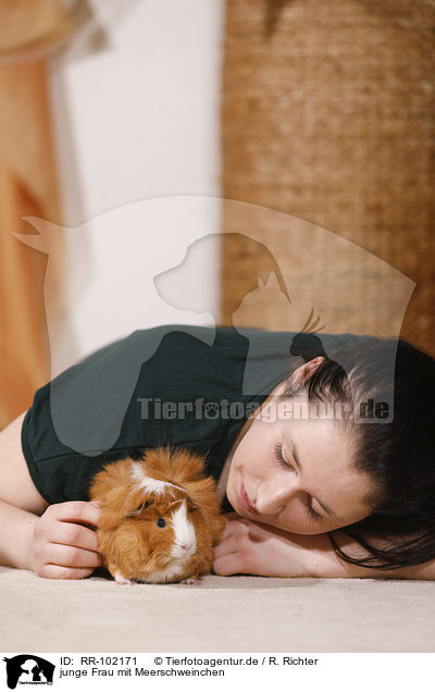 junge Frau mit Meerschweinchen / young woman with guinea pig / RR-102171