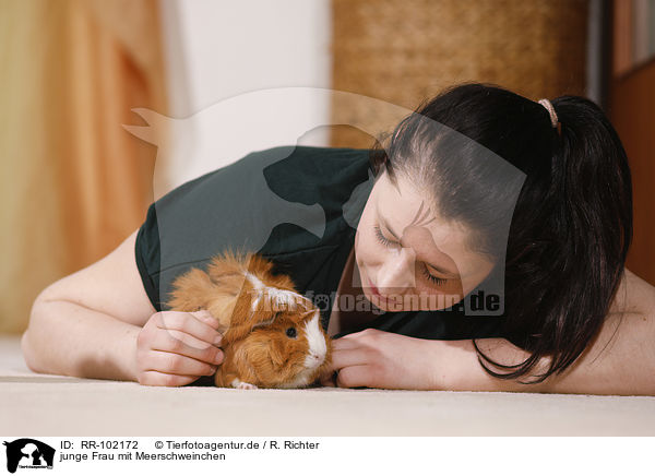 junge Frau mit Meerschweinchen / young woman with guinea pig / RR-102172