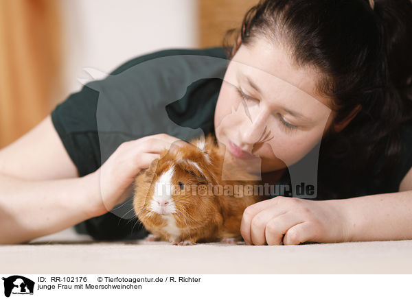 junge Frau mit Meerschweinchen / young woman with guinea pig / RR-102176