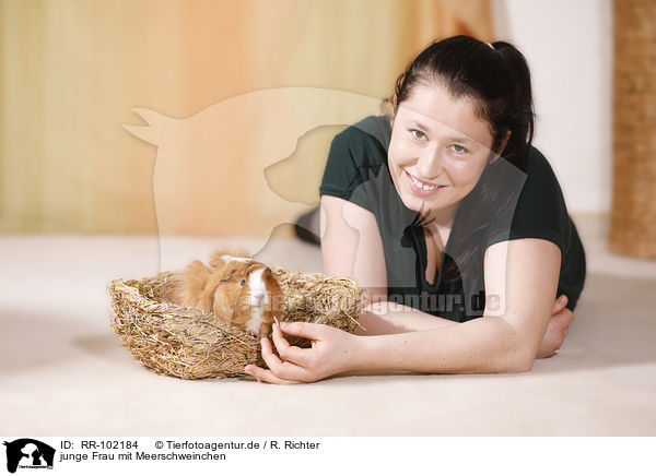 junge Frau mit Meerschweinchen / young woman with guinea pig / RR-102184
