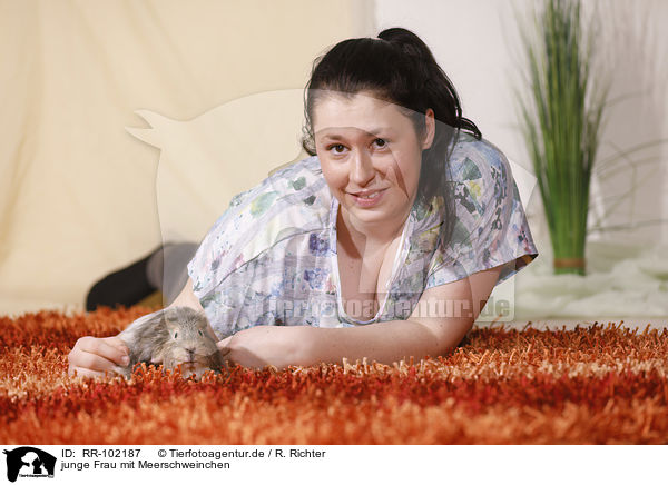 junge Frau mit Meerschweinchen / young woman with guinea pig / RR-102187