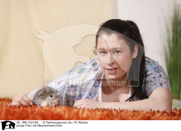 junge Frau mit Meerschweinchen / young woman with guinea pig / RR-102189