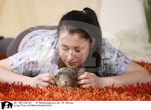 junge Frau mit Meerschweinchen / young woman with guinea pig / RR-102191