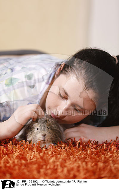 junge Frau mit Meerschweinchen / young woman with guinea pig / RR-102192