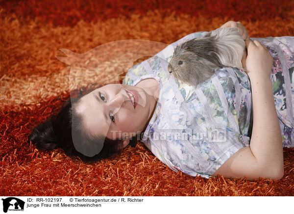 junge Frau mit Meerschweinchen / young woman with guinea pig / RR-102197