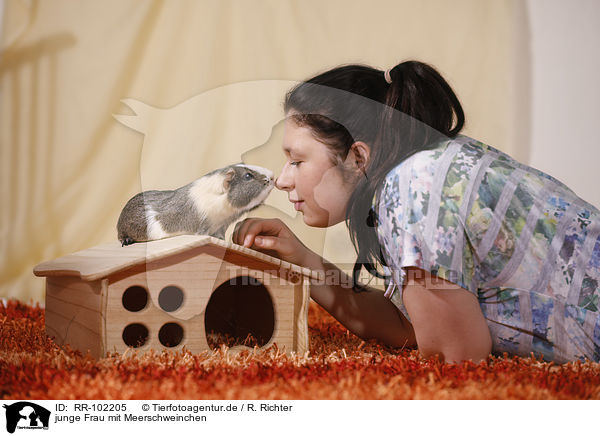 junge Frau mit Meerschweinchen / young woman with guinea pig / RR-102205
