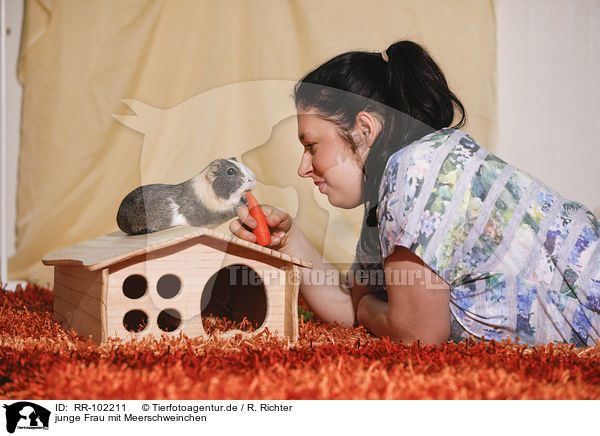 junge Frau mit Meerschweinchen / young woman with guinea pig / RR-102211