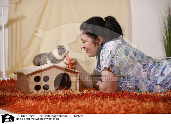 junge Frau mit Meerschweinchen / young woman with guinea pig / RR-102212