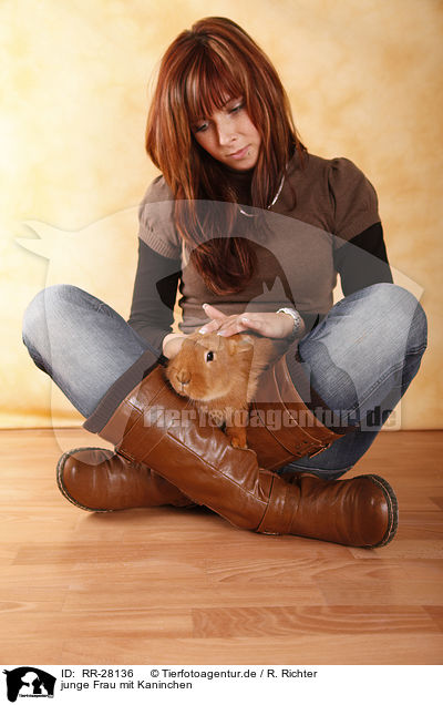 junge Frau mit Kaninchen / RR-28136