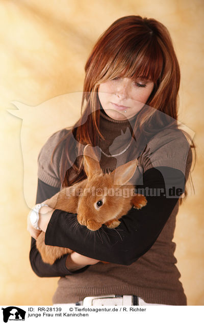 junge Frau mit Kaninchen / young woman with rabbit / RR-28139