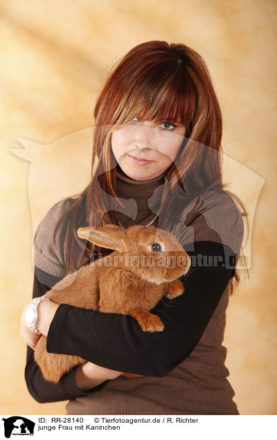 junge Frau mit Kaninchen / young woman with rabbit / RR-28140