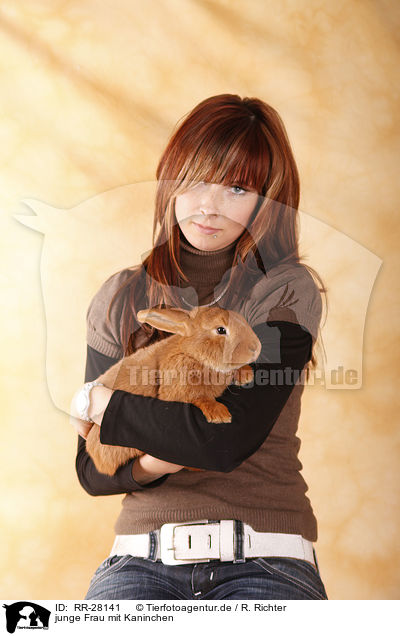 junge Frau mit Kaninchen / RR-28141