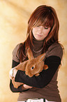 junge Frau mit Kaninchen