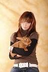 junge Frau mit Kaninchen