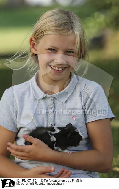Mdchen mit Rosettenmeerschwein / girl with Abyssinian guinea pig / PM-07170