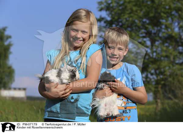 Kinder mit Rosettenmeerschwein / children with Abyssinian guinea pig / PM-07179