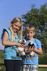 Kinder mit Rosettenmeerschwein