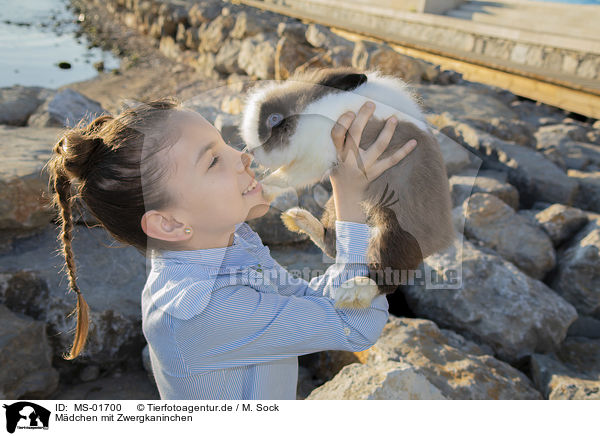 Mdchen mit Zwergkaninchen / Girl with a dwarf rabbit / MS-01700