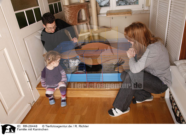 Familie mit Kaninchen / family with bunny / RR-28448