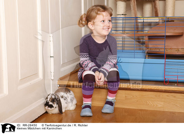 kleines Mdchen mit Kaninchen / girl with bunny / RR-28450