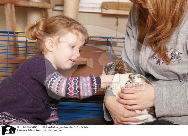 kleines Mdchen mit Kaninchen / girl with bunny / RR-28461