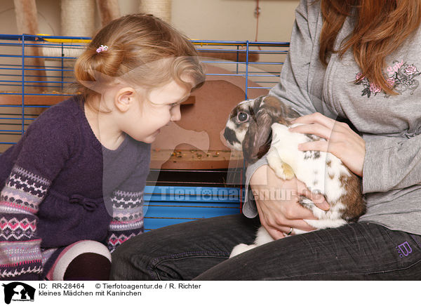 kleines Mdchen mit Kaninchen / girl with bunny / RR-28464