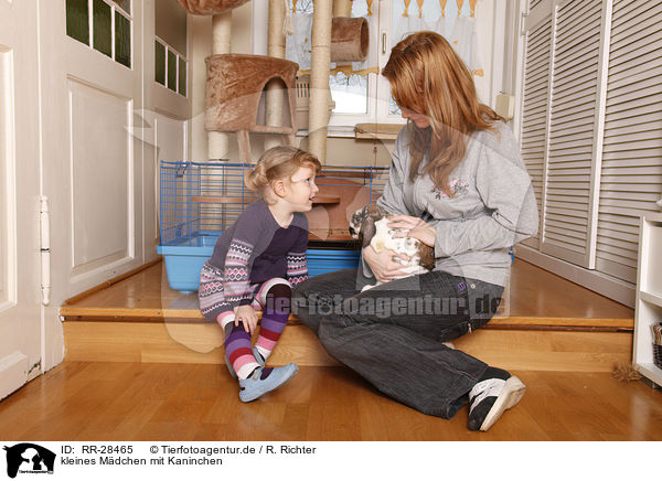 kleines Mdchen mit Kaninchen / girl with bunny / RR-28465