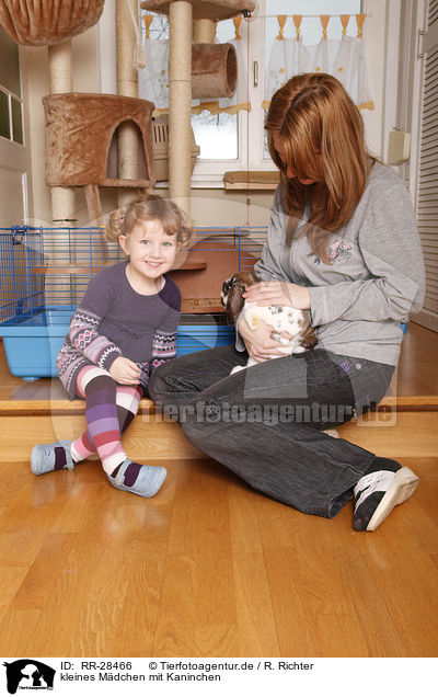 kleines Mdchen mit Kaninchen / girl with bunny / RR-28466