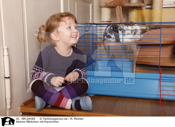 kleines Mdchen mit Kaninchen / girl with bunny / RR-28488