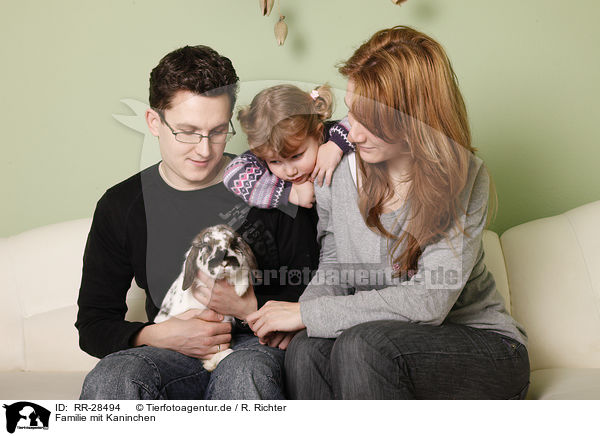 Familie mit Kaninchen / RR-28494