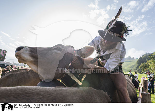 Mensch mit Braunvieh / human with Brown Cattle / IG-02022