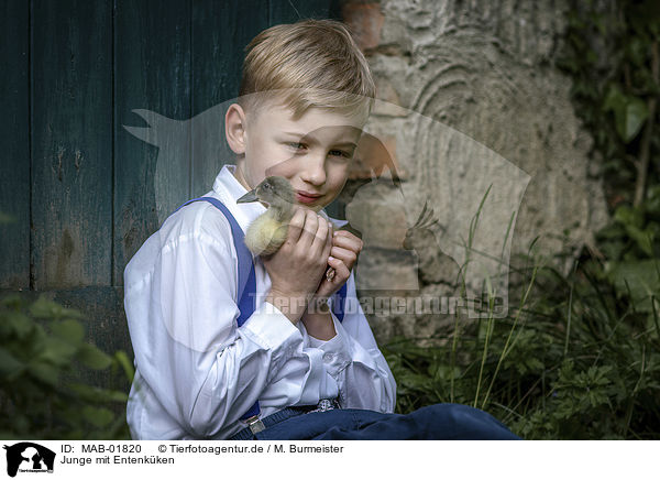 Junge mit Entenkken / MAB-01820