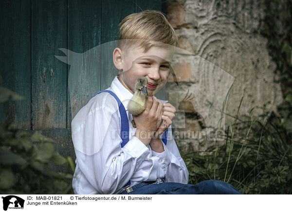 Junge mit Entenkken / MAB-01821