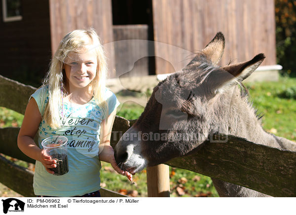 Mdchen mit Esel / girl with donkey / PM-06962