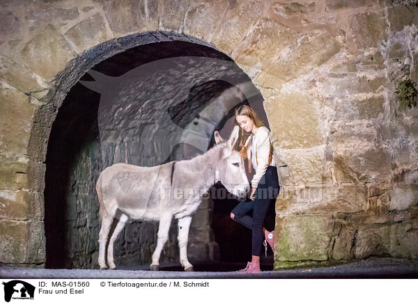 Frau und Esel / woman and donkey / MAS-01560