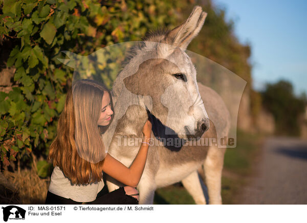 Frau und Esel / woman and donkey / MAS-01571