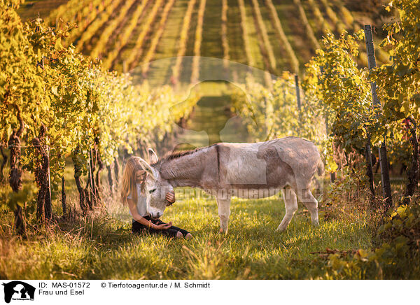 Frau und Esel / woman and donkey / MAS-01572