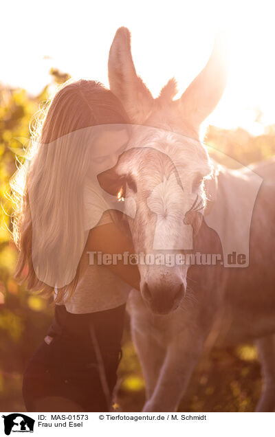 Frau und Esel / woman and donkey / MAS-01573