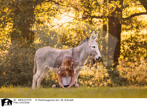 Frau und Esel / woman and donkey / MAS-01576