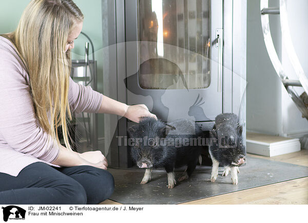 Frau mit Minischweinen / woman with Mini Pigs / JM-02241