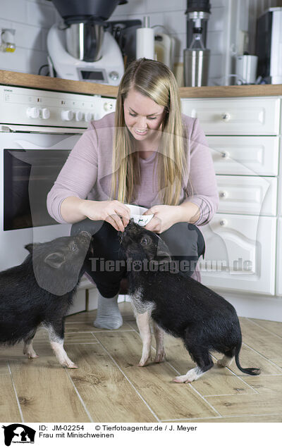 Frau mit Minischweinen / woman with Mini Pigs / JM-02254