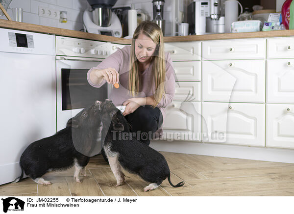 Frau mit Minischweinen / woman with Mini Pigs / JM-02255