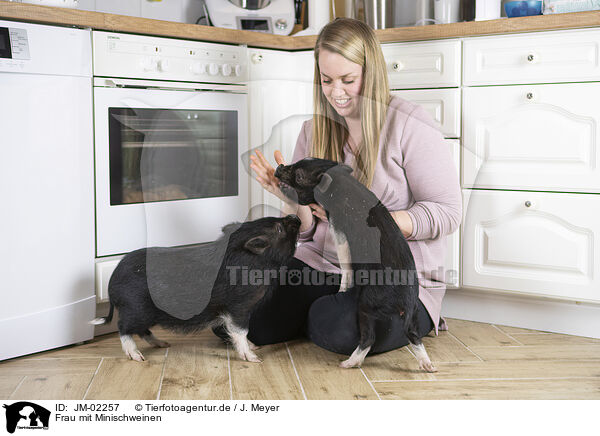 Frau mit Minischweinen / JM-02257