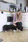 Frau mit Minischweinen