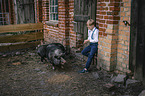 Junge mit Schweine